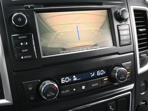 Used 2019 Nissan Titan SV w/ SV Convenience Package RWD image 16