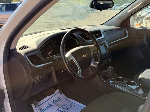 Used 2017 Chevrolet Traverse LT w/ Style and Technology Package FWD image 11