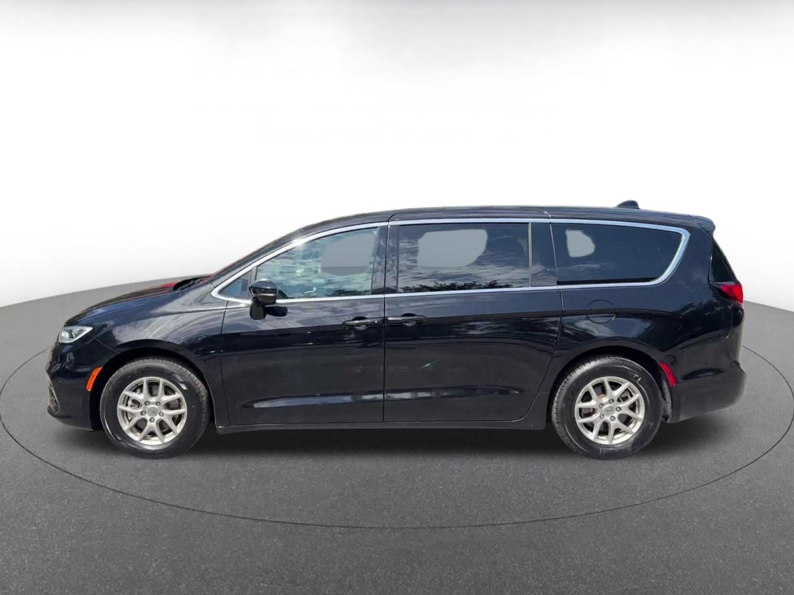 Used 2025 Chrysler Pacifica Select FWD image 8