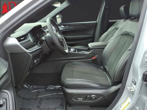 New 2025 Jeep Grand Cherokee Altitude image 5