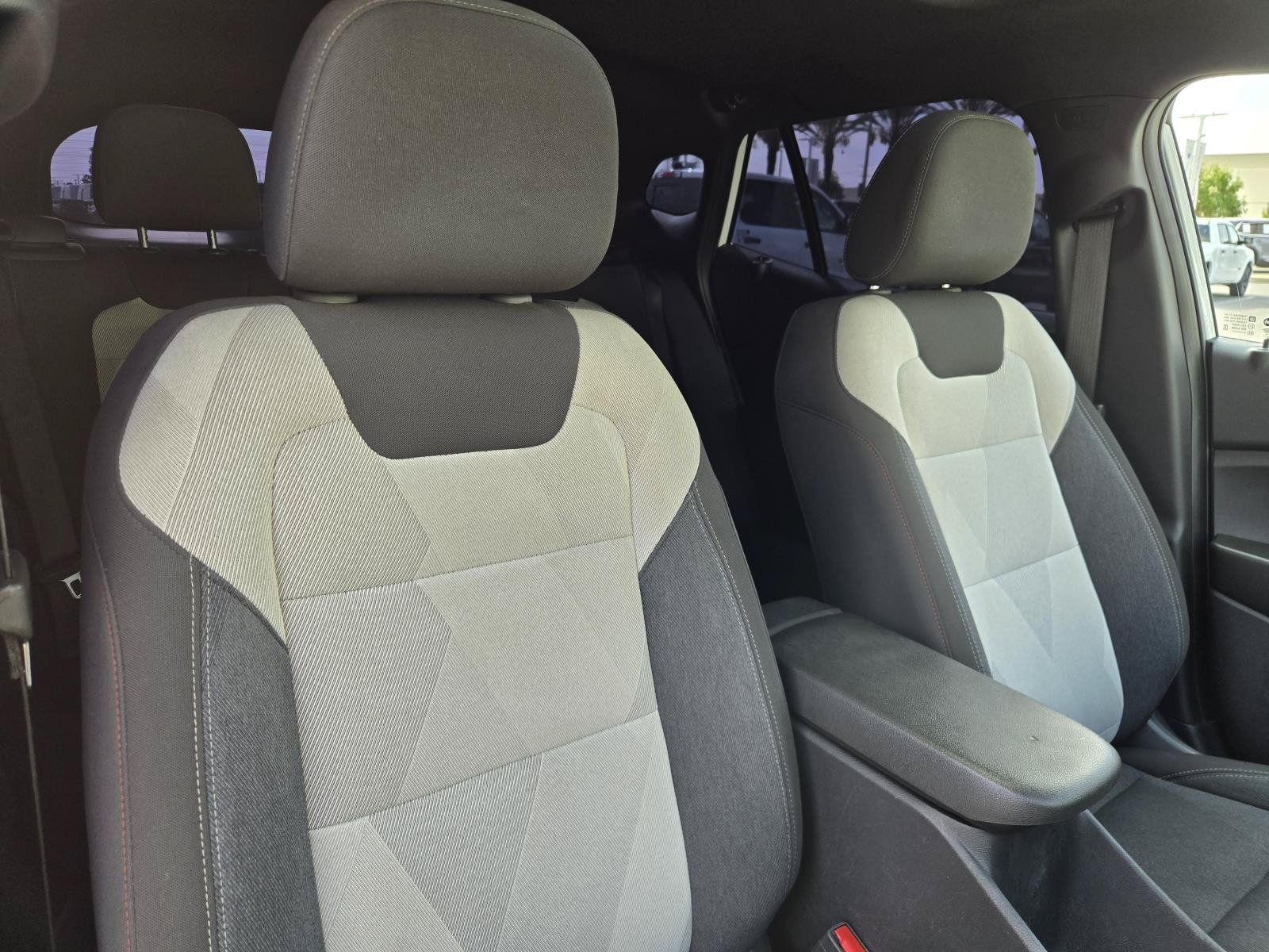 Used 2024 Chevrolet Trax RS w/ Sunroof Package FWD image 32