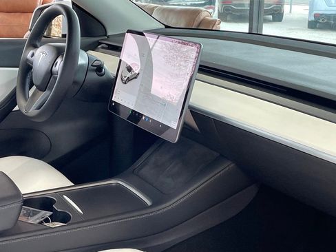 Used 2021 Tesla Model Y Long Range image 22