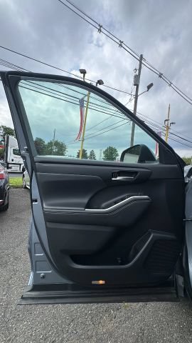 Used 2021 Toyota Highlander XLE AWD/4WD image 9