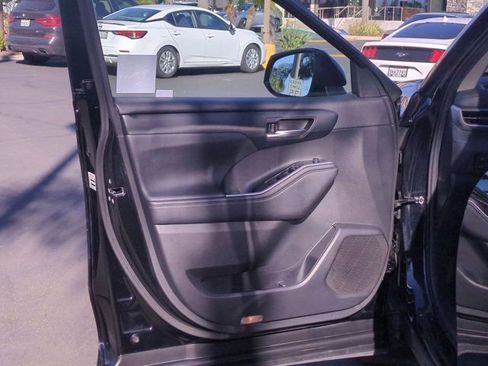 Used 2023 Toyota Highlander XLE image 14