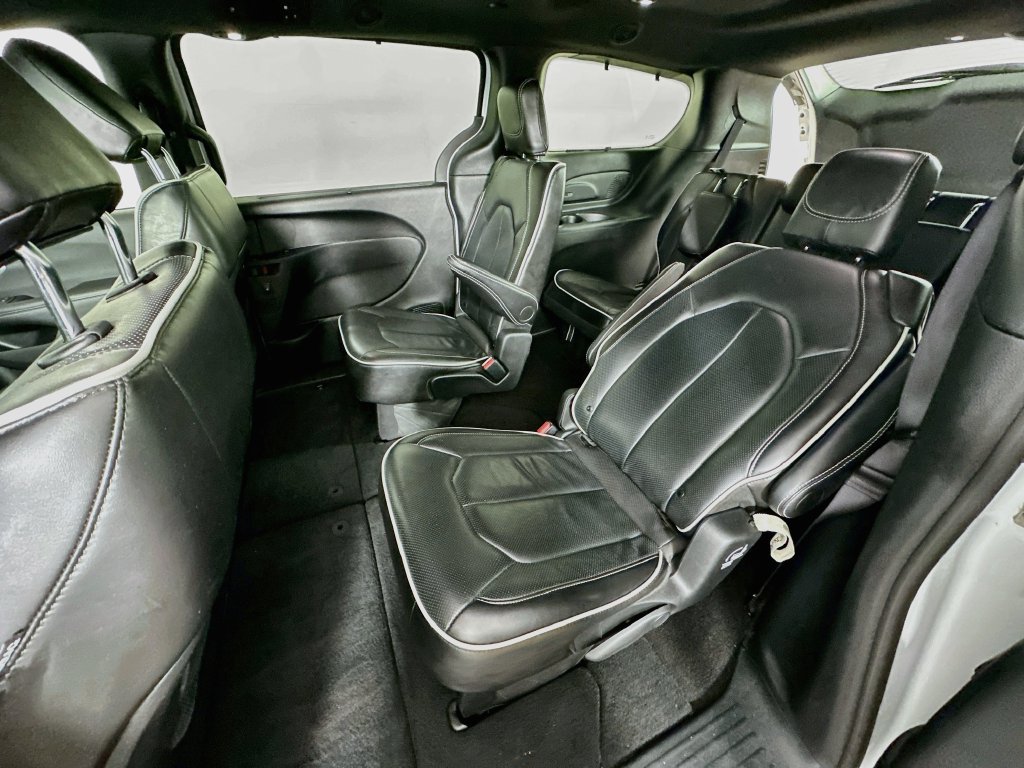 Certified 2025 Chrysler Pacifica Limited FWD image 36