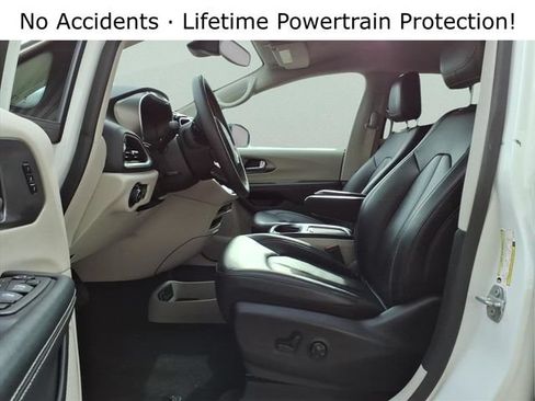 Used 2024 Chrysler Pacifica Touring-L FWD image 13