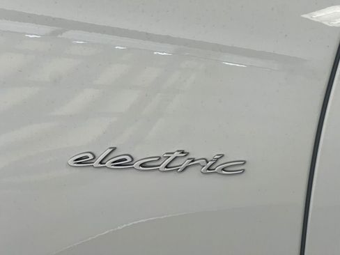 Certified 2025 Porsche Macan Electric image 33