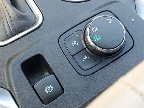 Used 2022 Chevrolet Traverse LT image 25