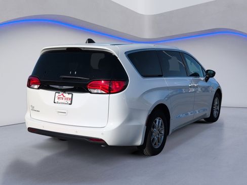 Used 2025 Chrysler Voyager LX image 3