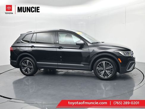 Used 2024 Volkswagen Tiguan SE FWD image 1