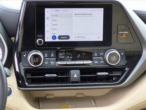 Used 2024 Toyota Highlander XLE FWD image 13