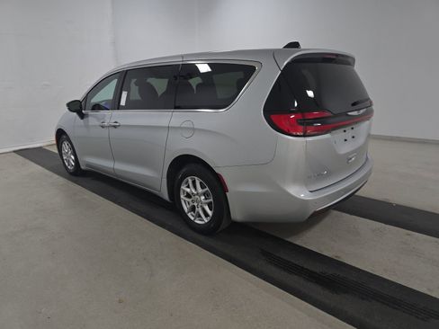 Used 2024 Chrysler Pacifica Touring image 10
