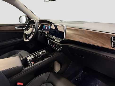 Used 2025 Volkswagen Atlas SE image 28