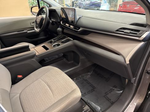Used 2023 Toyota Sienna LE FWD image 31