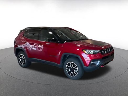 Used 2025 Jeep Compass Trailhawk AWD/4WD image 2