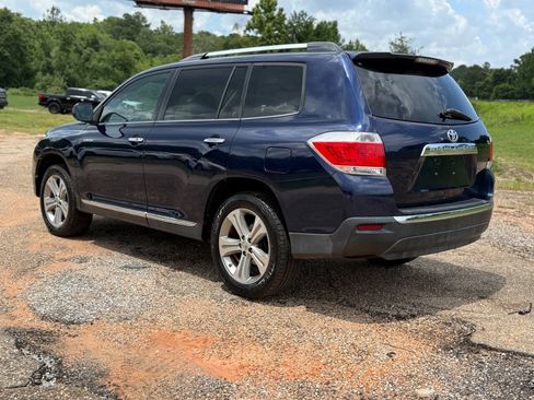Used 2011 Toyota Highlander Limited w/ Tow Pkg FWD image 3