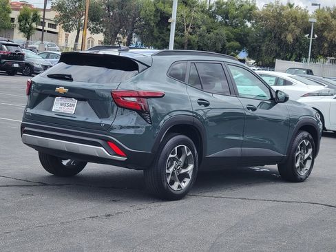Used 2025 Chevrolet Trax LT FWD image 4