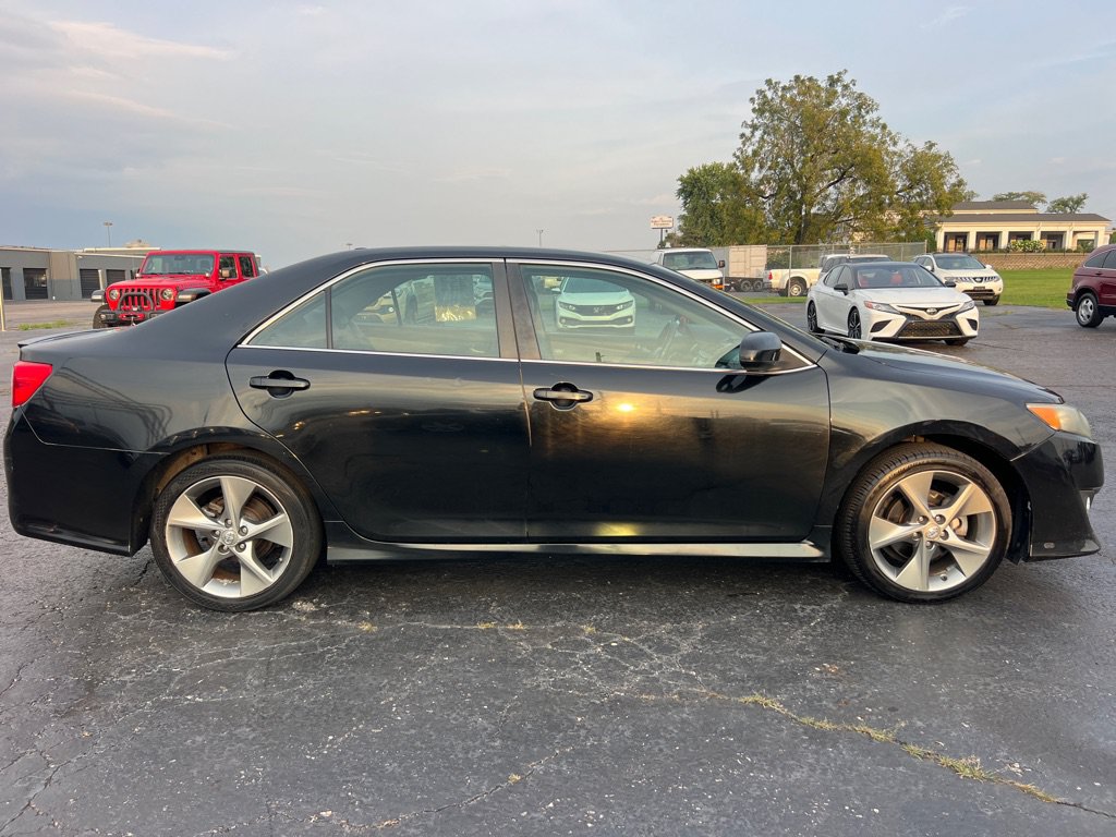 Used 2012 Toyota Camry SE w/ Leather Pkg FWD image 12