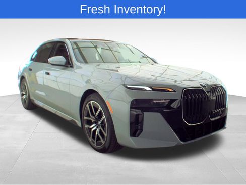 Certified 2026 BMW 740i xDrive w/ Premium Package AWD/4WD image 4