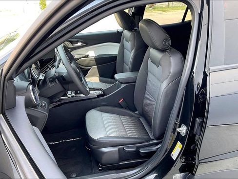 Used 2025 Chevrolet Trax LT FWD image 25