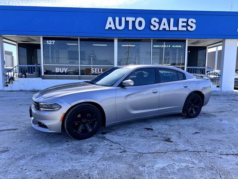 Used 2015 Dodge Charger SXT image 2