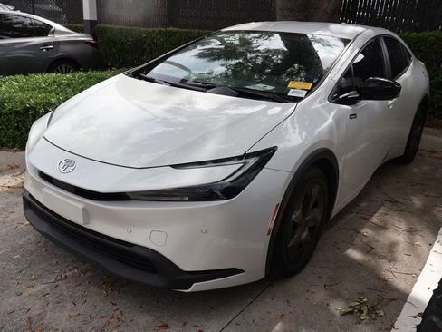 Used 2023 Toyota Prius LE FWD image 2