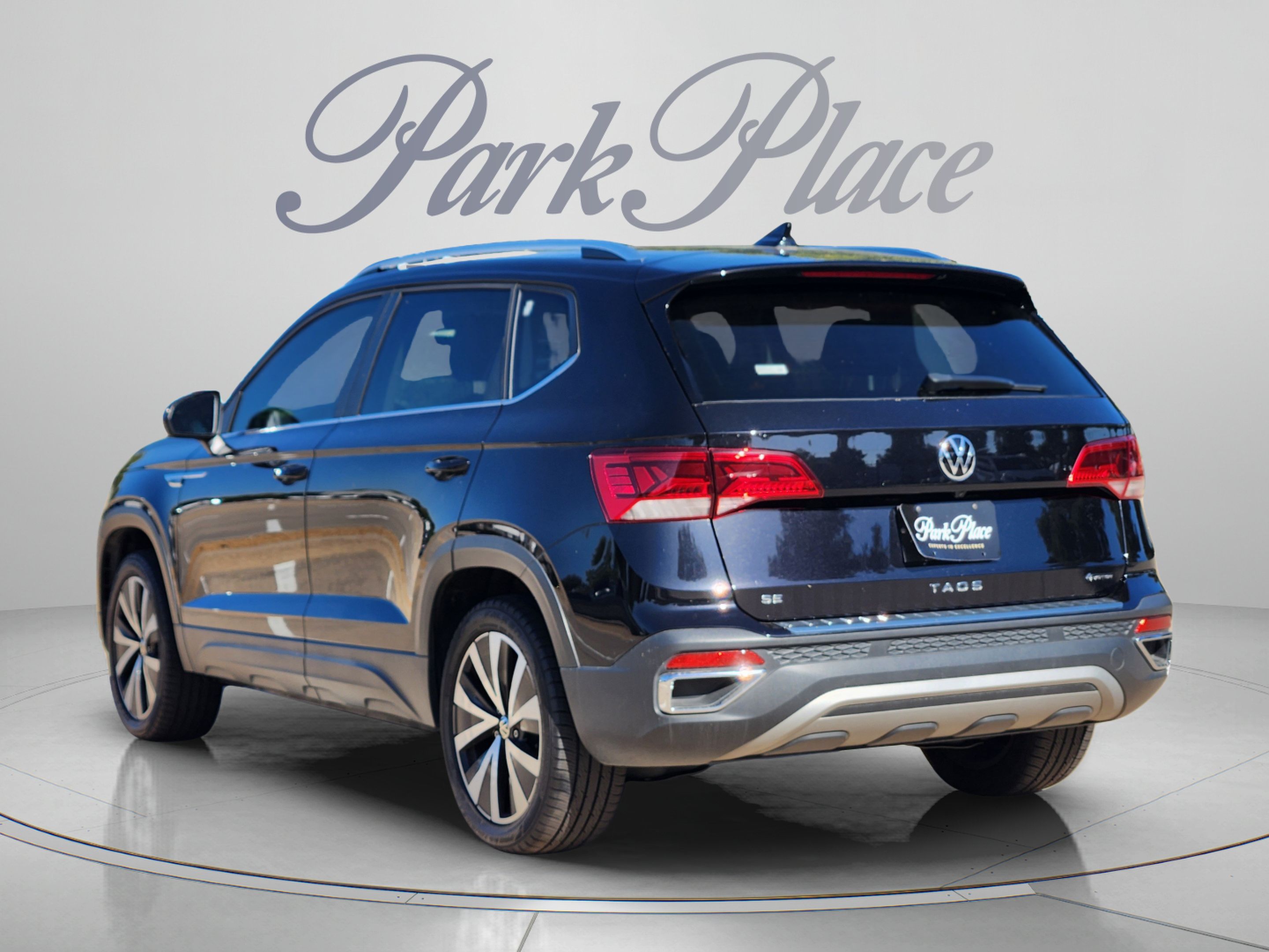 Used 2023 Volkswagen Taos SE w/ Panoramic Sunroof Package AWD/4WD image 3