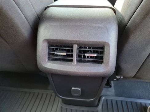 Used 2018 Chevrolet Equinox LT FWD image 17