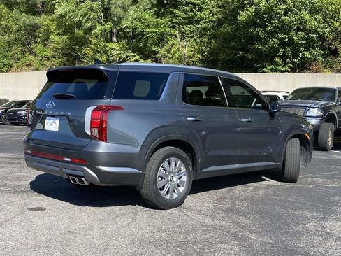 Used 2023 Hyundai Palisade SEL FWD image 3