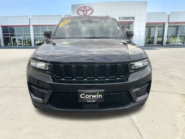 Used 2025 Jeep Grand Cherokee Altitude AWD/4WD image 8