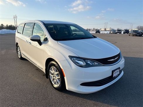 Used 2017 Chrysler Pacifica Touring image 15