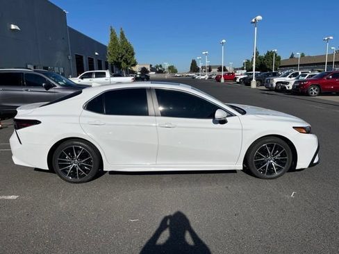 Used 2024 Toyota Camry SE w/ Audio Upgrade Package FWD image 3