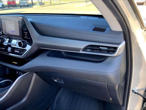 Used 2023 Toyota Highlander XLE image 17