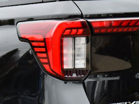 Used 2025 Ford Explorer Active AWD/4WD image 40