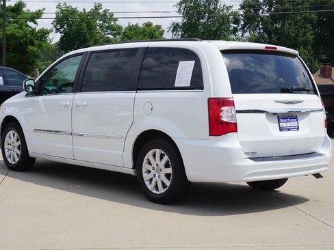 Used 2014 Chrysler Town & Country Touring FWD image 5