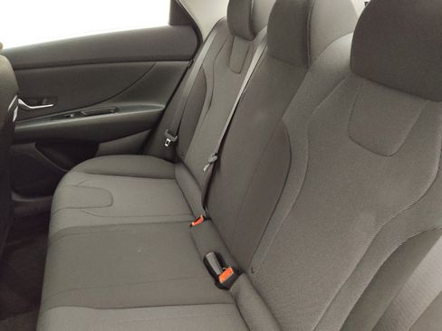 Used 2025 Hyundai Elantra SE FWD image 18