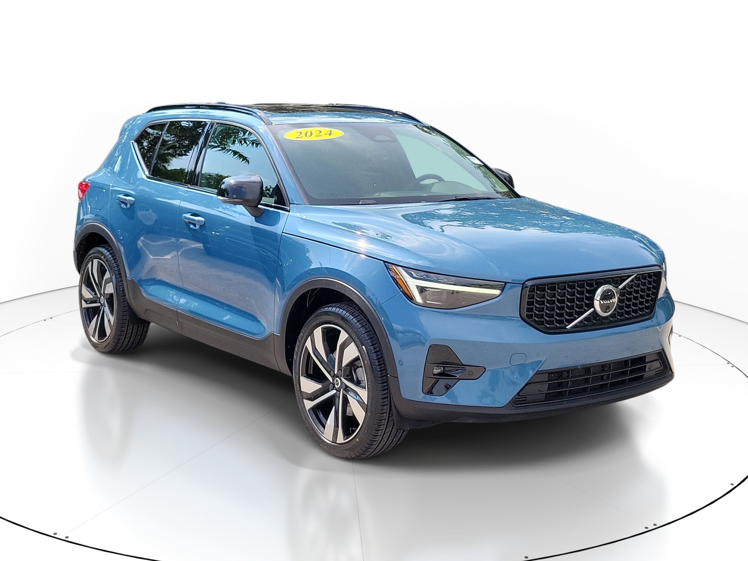 Certified 2024 Volvo XC40 B5 Plus w/ Climate Package AWD/4WD image 1