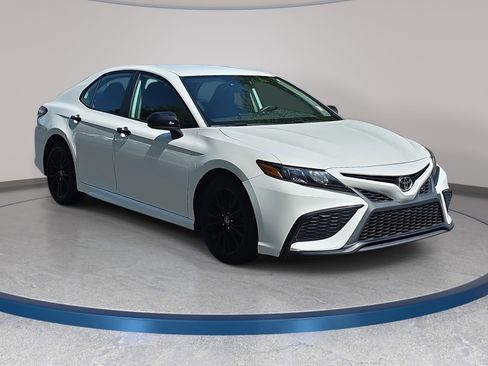 Used 2021 Toyota Camry SE FWD image 3