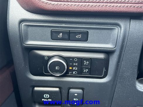 Used 2024 Ford Expedition Limited image 19