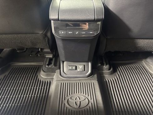 Used 2020 Toyota Highlander Limited image 13
