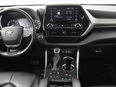 Certified 2022 Toyota Highlander XLE image 20