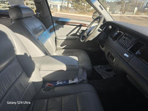 Used 1999 Lincoln Town Car Executive image 16