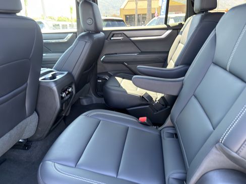Used 2026 GMC Acadia Elevation w/ Elevation Premium Package FWD image 18