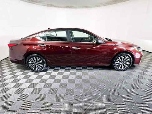 Used 2024 Nissan Altima 2.5 SV FWD image 2