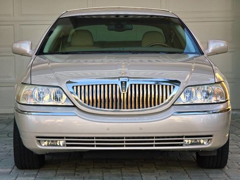 Used 2003 Lincoln Town Car Cartier image 28