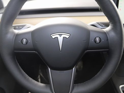 Used 2025 Tesla Model Y Long Range image 36
