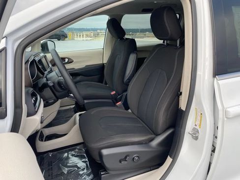 Used 2022 Chrysler Voyager LX FWD image 17