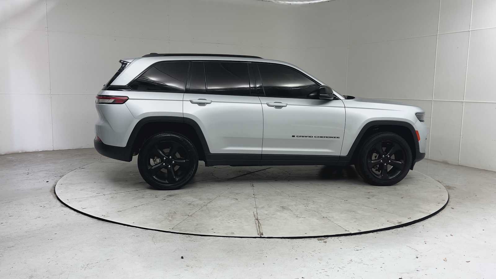 Used 2023 Jeep Grand Cherokee Altitude AWD/4WD image 7