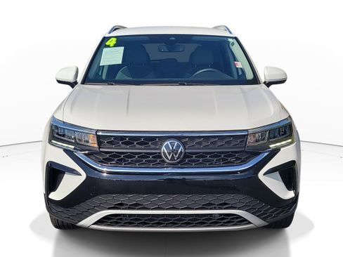 Used 2024 Volkswagen Taos SE FWD image 2