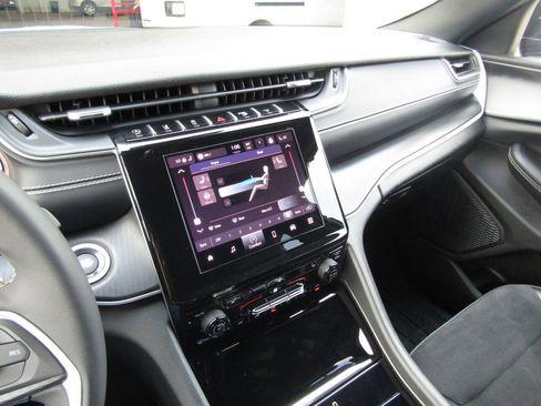 Used 2024 Jeep Grand Cherokee L Altitude image 28